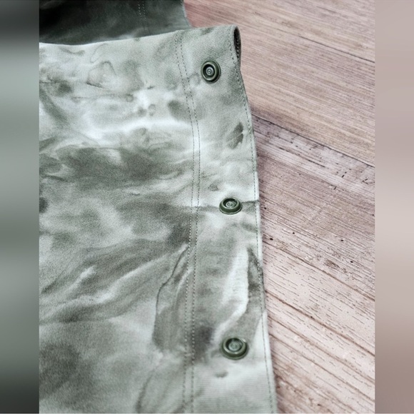 Lululemon Customizable Snap Scarf in Green Tie Dye - Picture 7 of 14